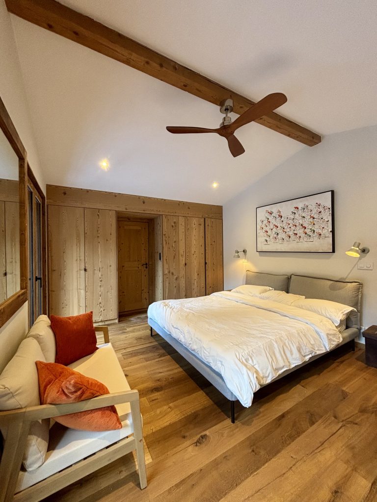 Chambre rénovée au style moderne et chaleureux, avec matériaux naturels, couleurs douces et aménagement optimisé.