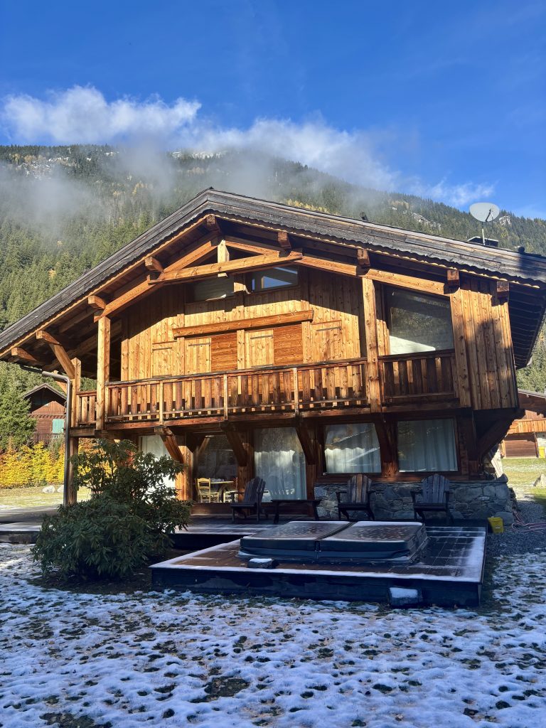 Chalet rénové vu de l’extérieur aux Tines, avec façade en bois restaurée et toiture traditionnelle préservée