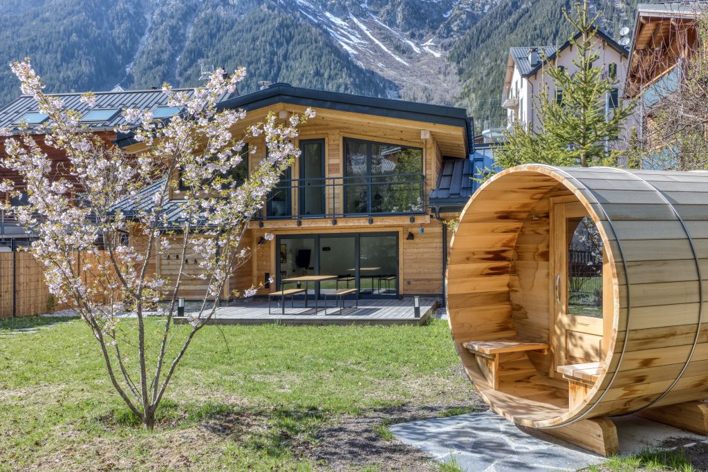 Chalet entièrement rénové, alliant architecture alpine traditionnelle et finitions modernes.